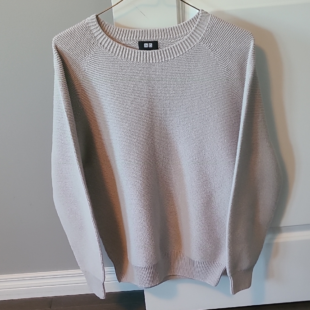 Uniqlo Men's Light Gray Crewneck Sweater